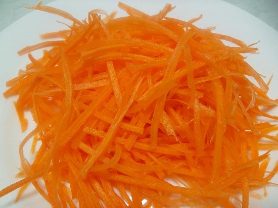 Cà rốt xắt thành từng sợi nhỏ