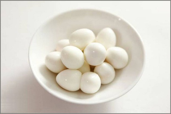 Trừng cút luộc cho chín, rồi bóc vỏ, rửa sạch Trừng cút luộc cho chín, rồi bóc vỏ, rửa sạch