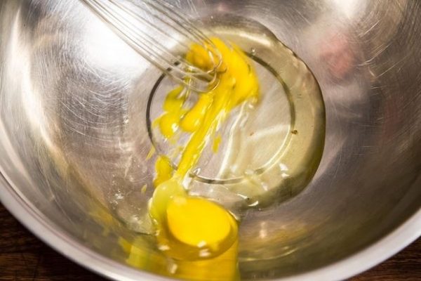 Đập trứng để làm bánh