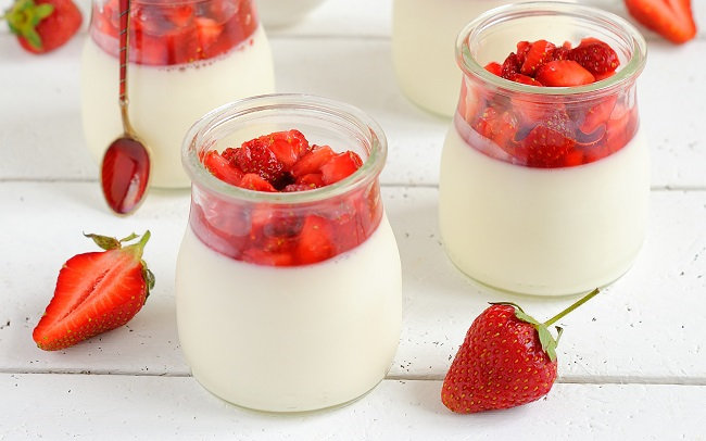 Có cần phải dùng đến bình xịt kem khi làm bánh panna cotta dâu không?